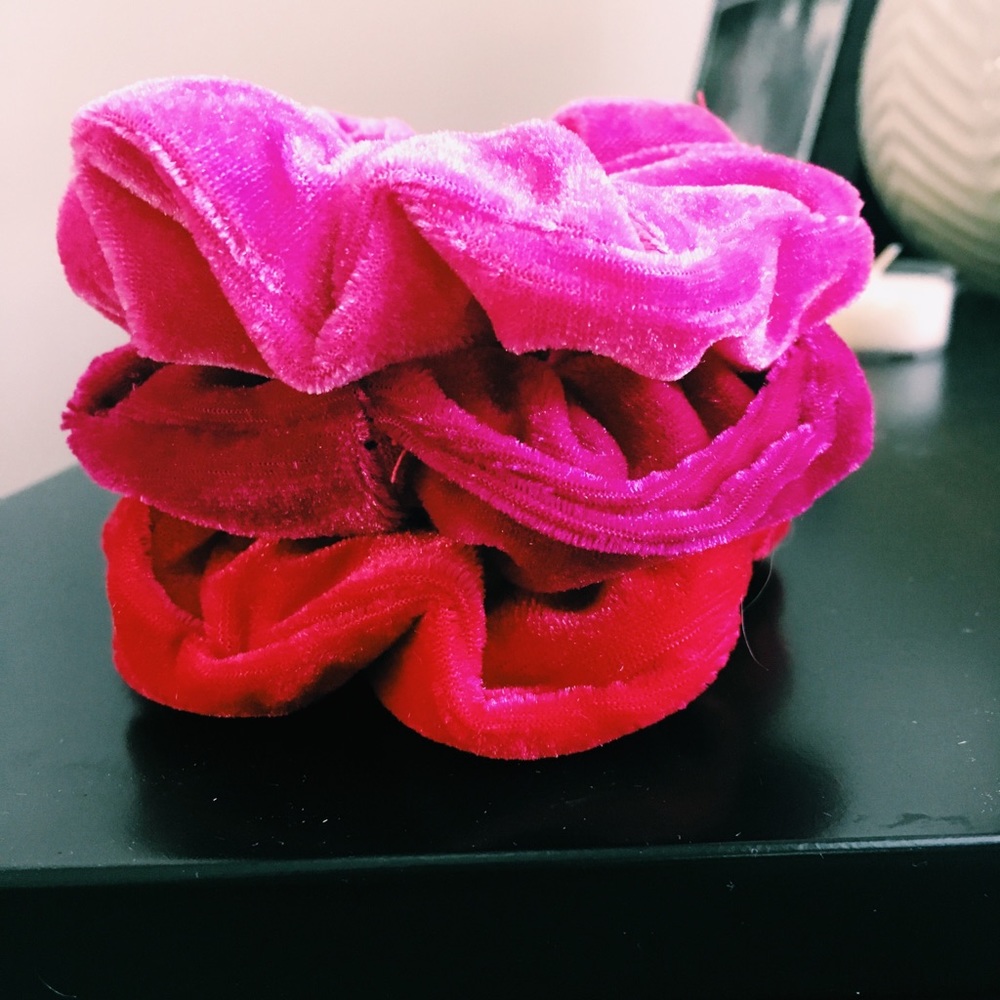 BRAND NEW pretty in pink scrunchie set